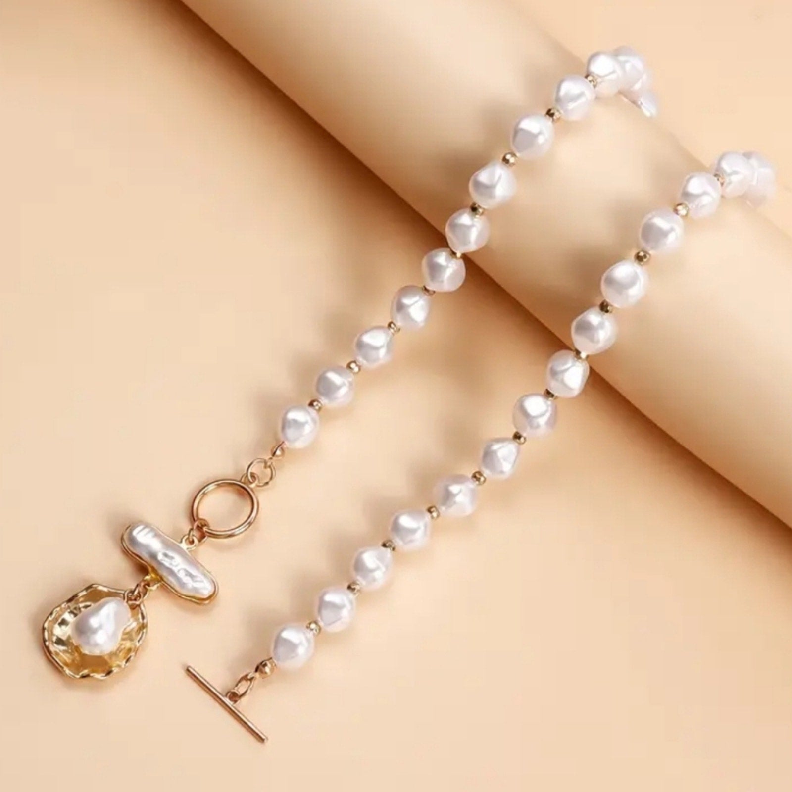 Rhombus Shaped Imitation Pearl Pendant Necklace