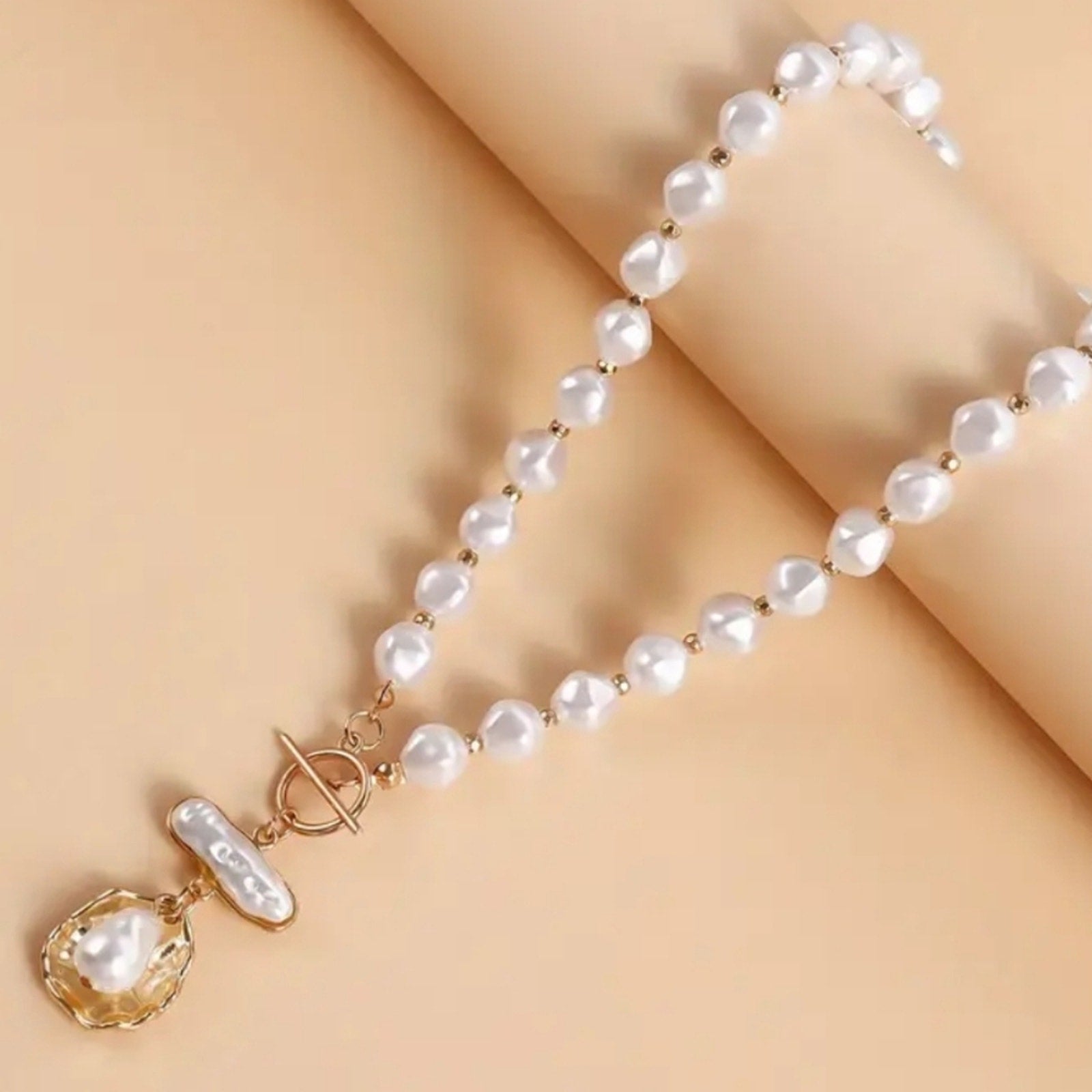 Rhombus Shaped Imitation Pearl Pendant Necklace